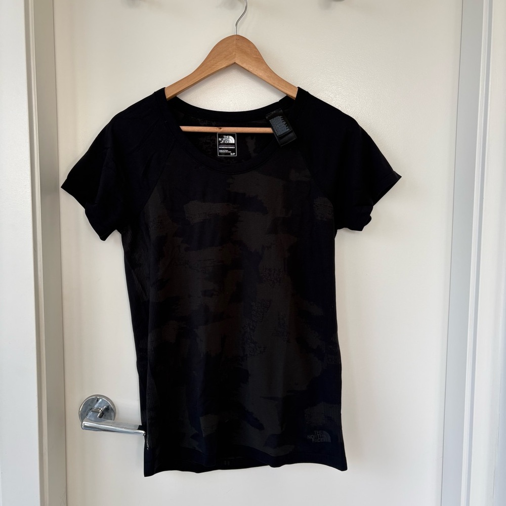 North Face Women's Black Camo FlashDry Short Sleeve Tee Size M